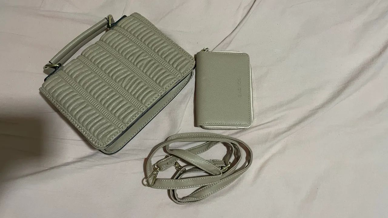 Bolsa rosa com detalhes e carteira 
