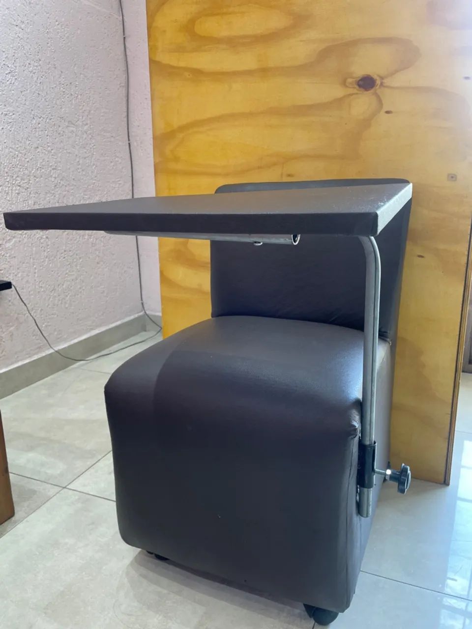 Cadeira de manicure com gaveta 