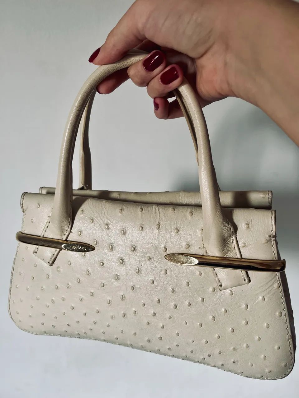 Bolsa Off-White couro Arezzo 