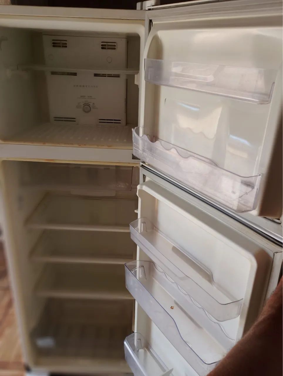 Consertos de geladeiras e lavadora de roupas e refrigeração em geral.