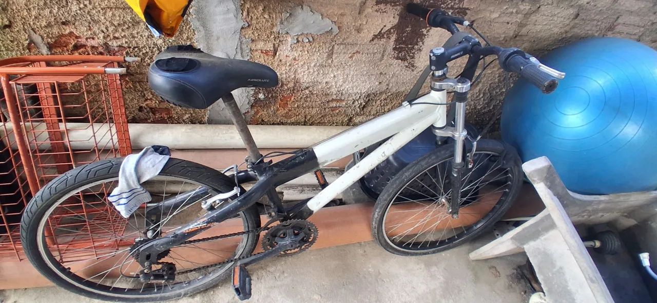 Bicicleta aro 26 em bom estado  - Foto 4