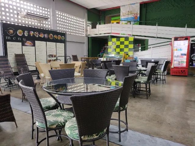 MESA REDONDA DE JANTAR EM TAMPO DE VIDRO COM 6 CADEIRAS 