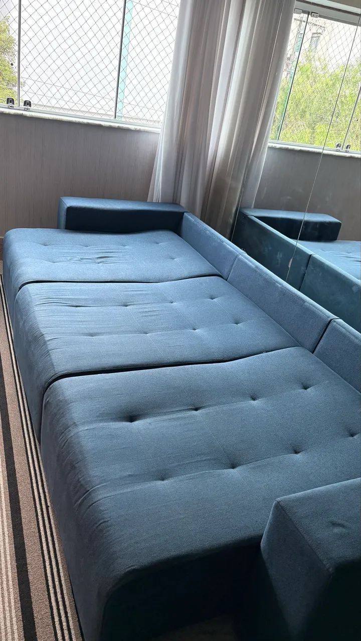 Sofá Cama retrátil de linho azul marinho mais 2 puffs de mesma cor e tecido de brinde - Foto 2