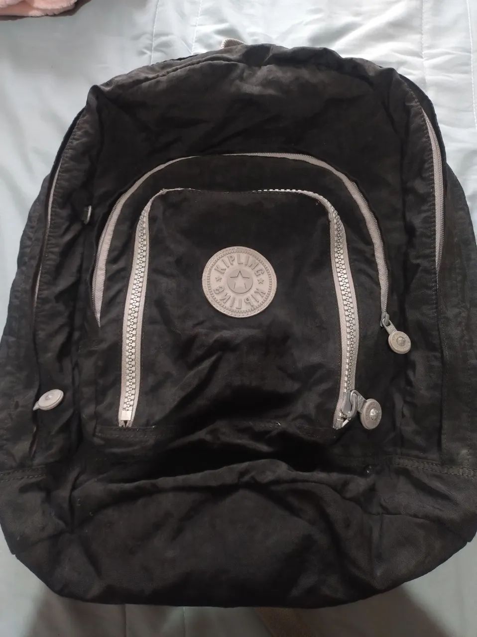 Mochila kliping preta com extensor com detalhes 