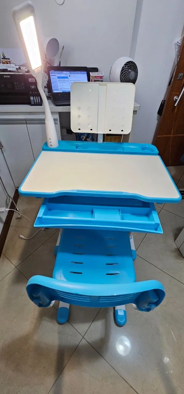 Mesa cadeira infantil escolar, com porta tablet e luminária 