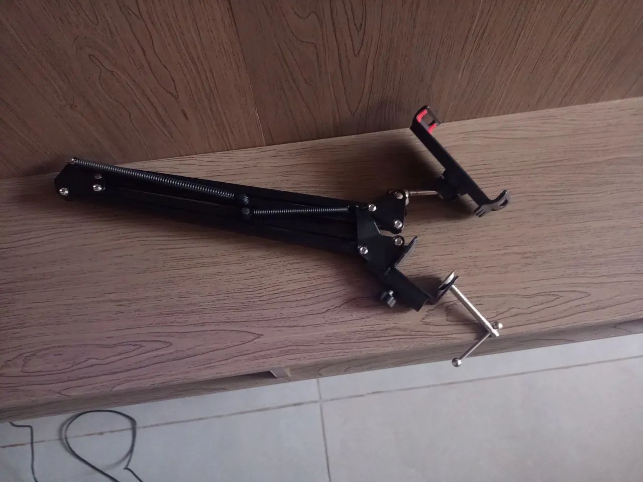 Braço articulado para celular/tablet já montado 