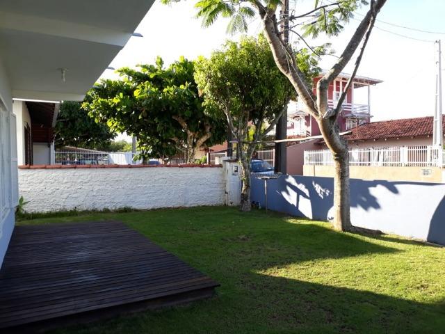 Excelente Sobrado a poucos metros da praia de Enseada - Foto 6