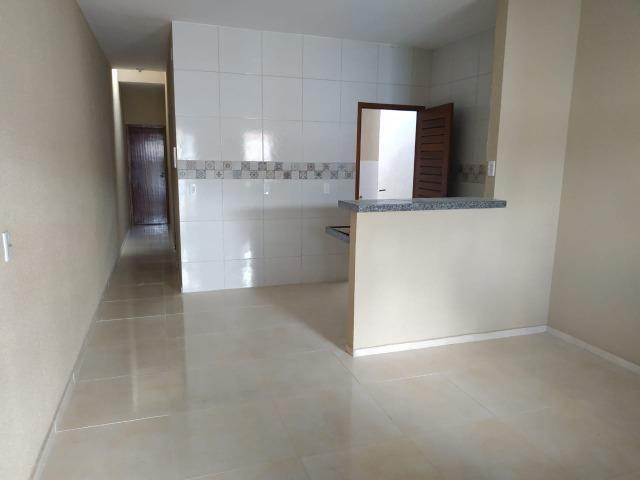 Entrada parcelada, escritura grátis, 2 quartos, 2 wc's, garagem, varanda, sala, coz - Foto 2
