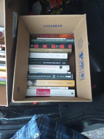 30 livros 20 reais ou troca algo do meu interesse