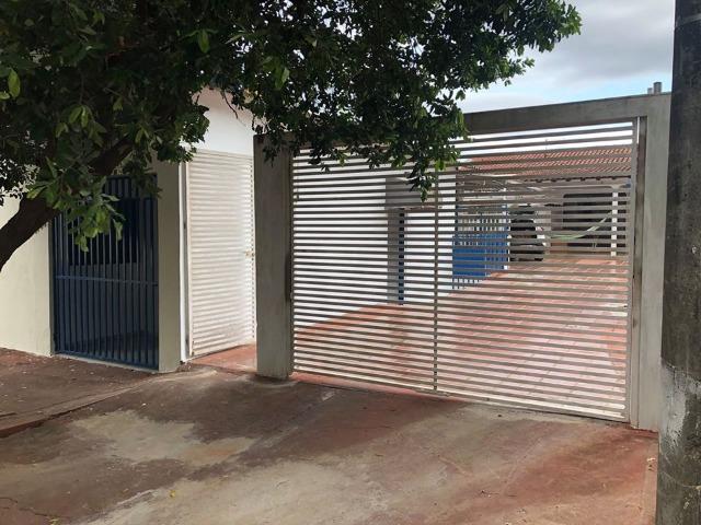 Alugo casa com ótima localização