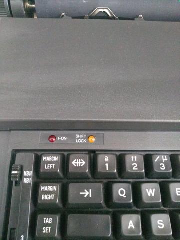 Máquina de escrever elétrica - Foto 4