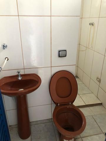 Alugo casa com ótima localização - Foto 8