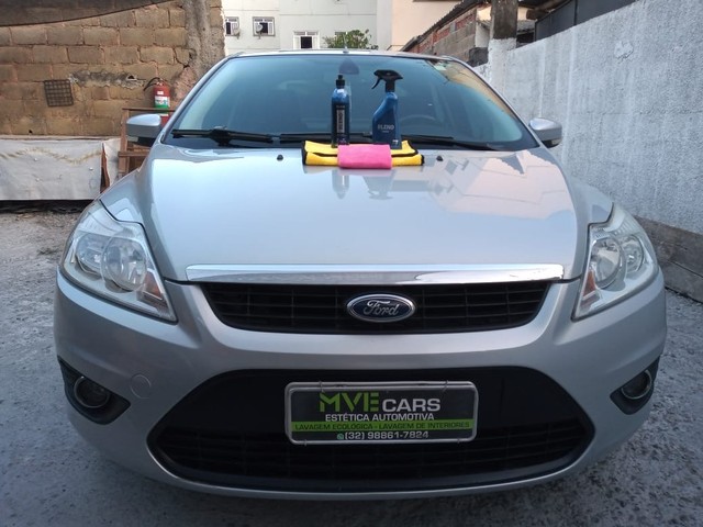 FORD FOCUS SEDAN