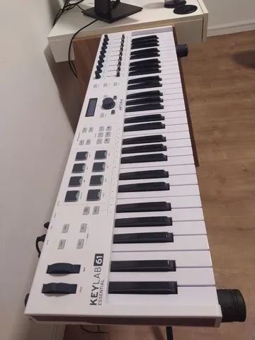 Controlador Midi Arturia Keylab Essential 61