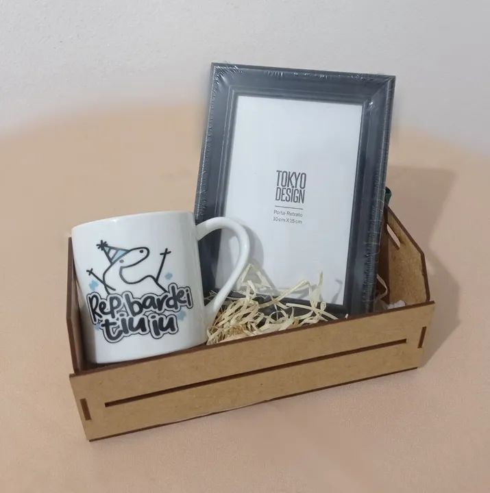 Kit Presente: Caneca + Porta Retrato + Cesta de Madeira