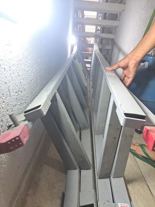 2 escadas galvanizadas com pintura eletrostática extensiva 10X2 