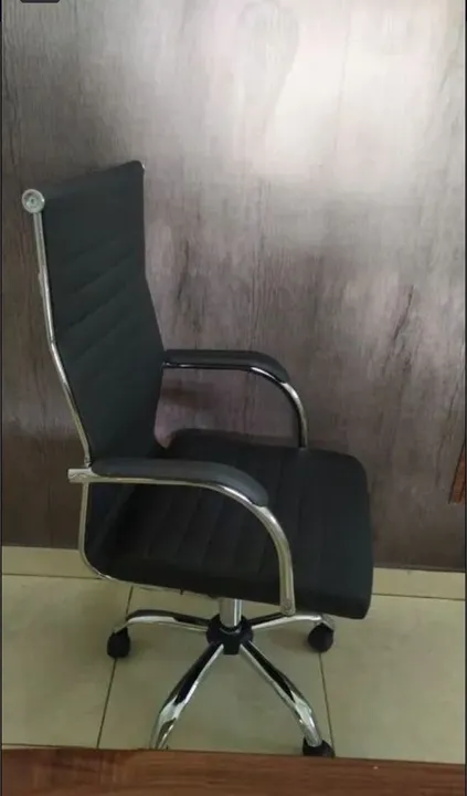 Cadeira de Escritório Giratória com Rodas - Conforto e Estilo