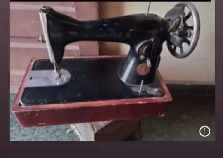 Máquina de costura antiga - Foto 3
