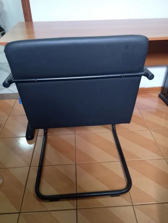 MARAVILHOSA POLTRONA DE CORINO, NOVINHA PRATICAMENTE SEM USO  - Foto 2
