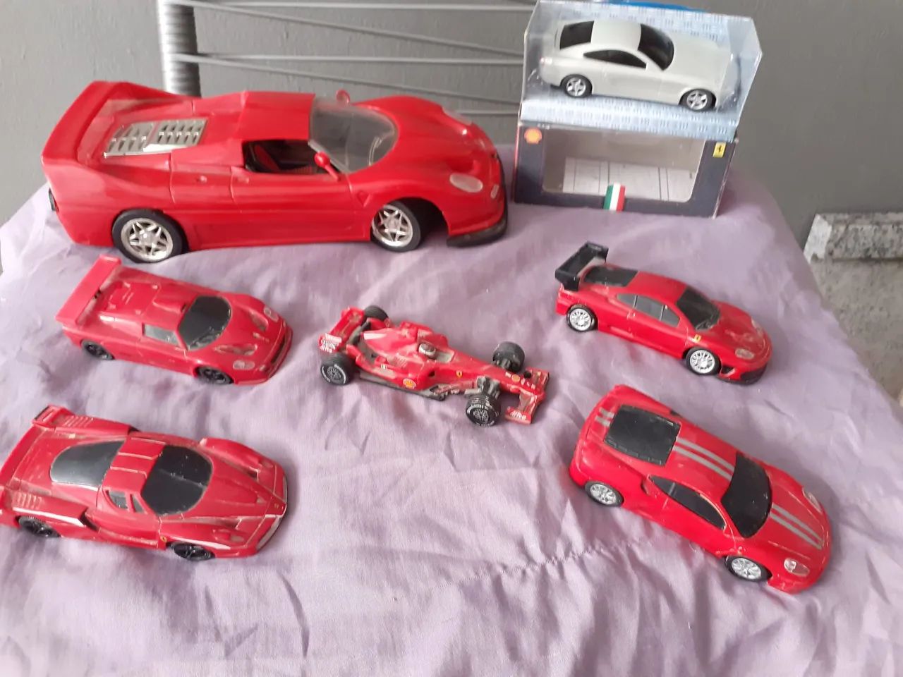 Carros de corrida Ferrari em miniatura - Foto 5
