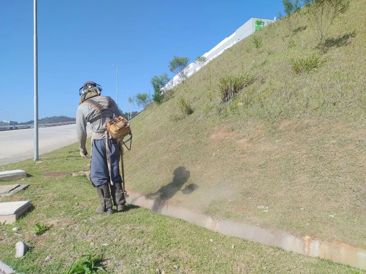Estamos contratando jardineiro e ajudante Ótimo salário, cesta básica e ajuda de custo - Foto 3