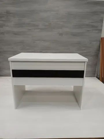 mesa reta com uma canela preta