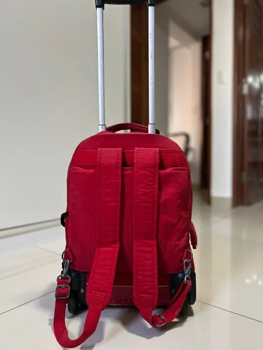 Mochila Kipling com rodinhas e alças - vermelha - Foto 2
