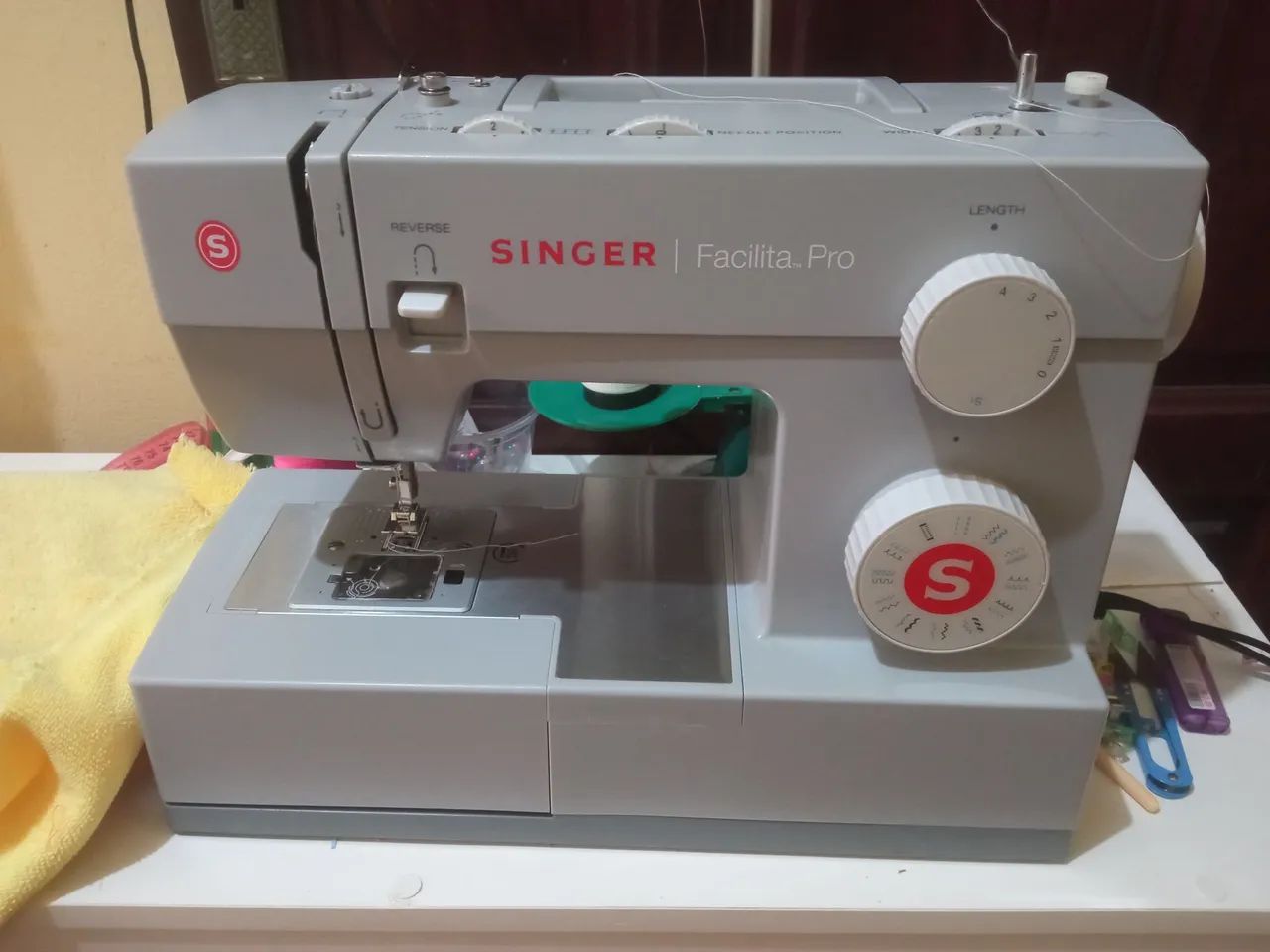 Máquina Singer Facilita Pro + calcadores diversos