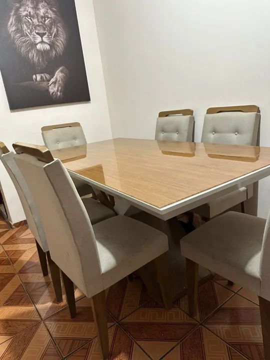 Mesa de jantar em madeira com 6 cadeiras