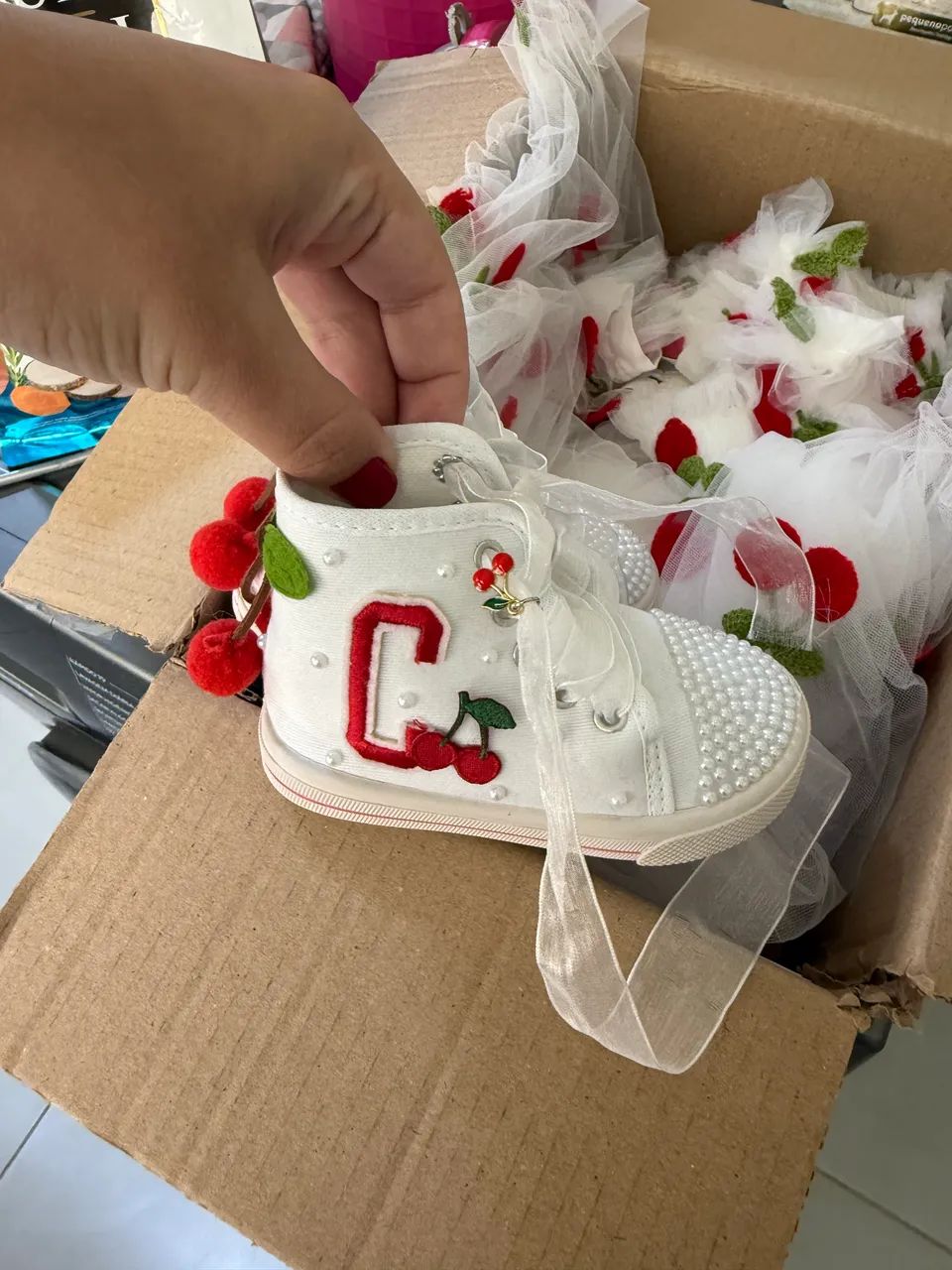 Kit 2 roupas completas com tênis e chapéu para festa cerejinha - Foto 6