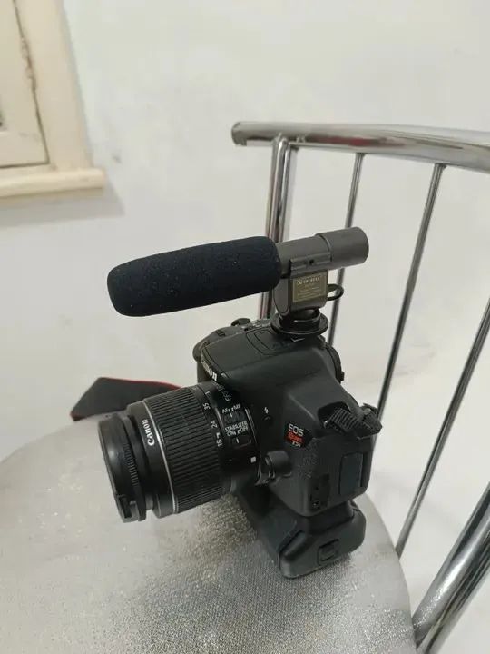 camera canon t5i com lente 18.55 e drive e microfone e um cartão de 16 gigas