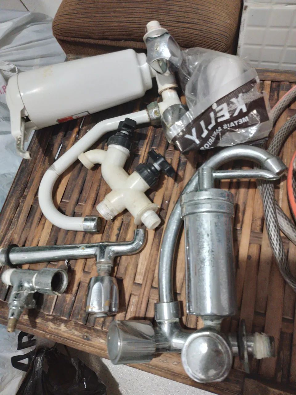 Lote hidraulica torneiras mangueiras filtros nao sei o estado zap * - Foto 3