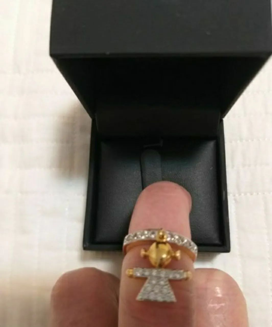 ANEL COM PINGENTE "MENINA", COM CRISTAIS E BANHADO A OURO, MARCA ATTRATTIVA. - Foto 3
