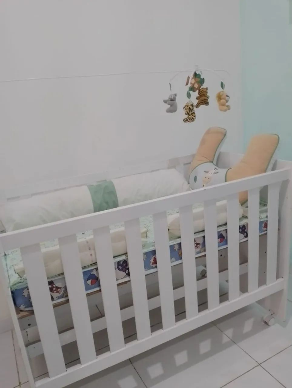 Berço Infantil Branco com Mobile