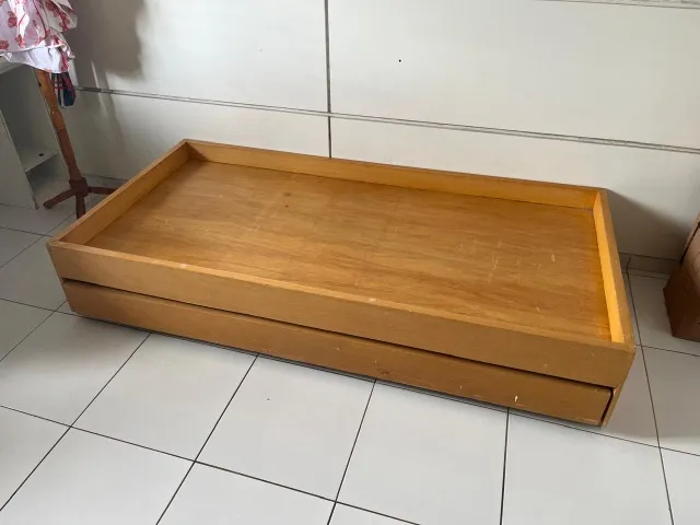 Cama de solteiro de madeira