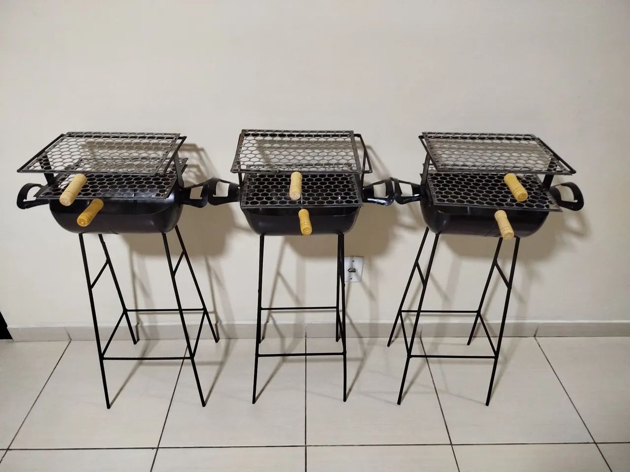 3 Churrasqueiras de Ferro com Suporte - Foto 5