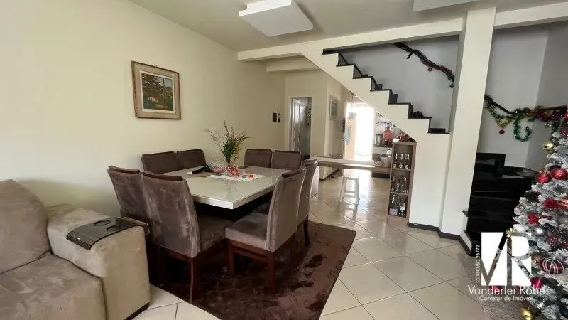 Sobrado à venda em Balneário Camboriú-SC, Nova Esperança: 2 quartos, 2 suítes, 1 sala, 2 b