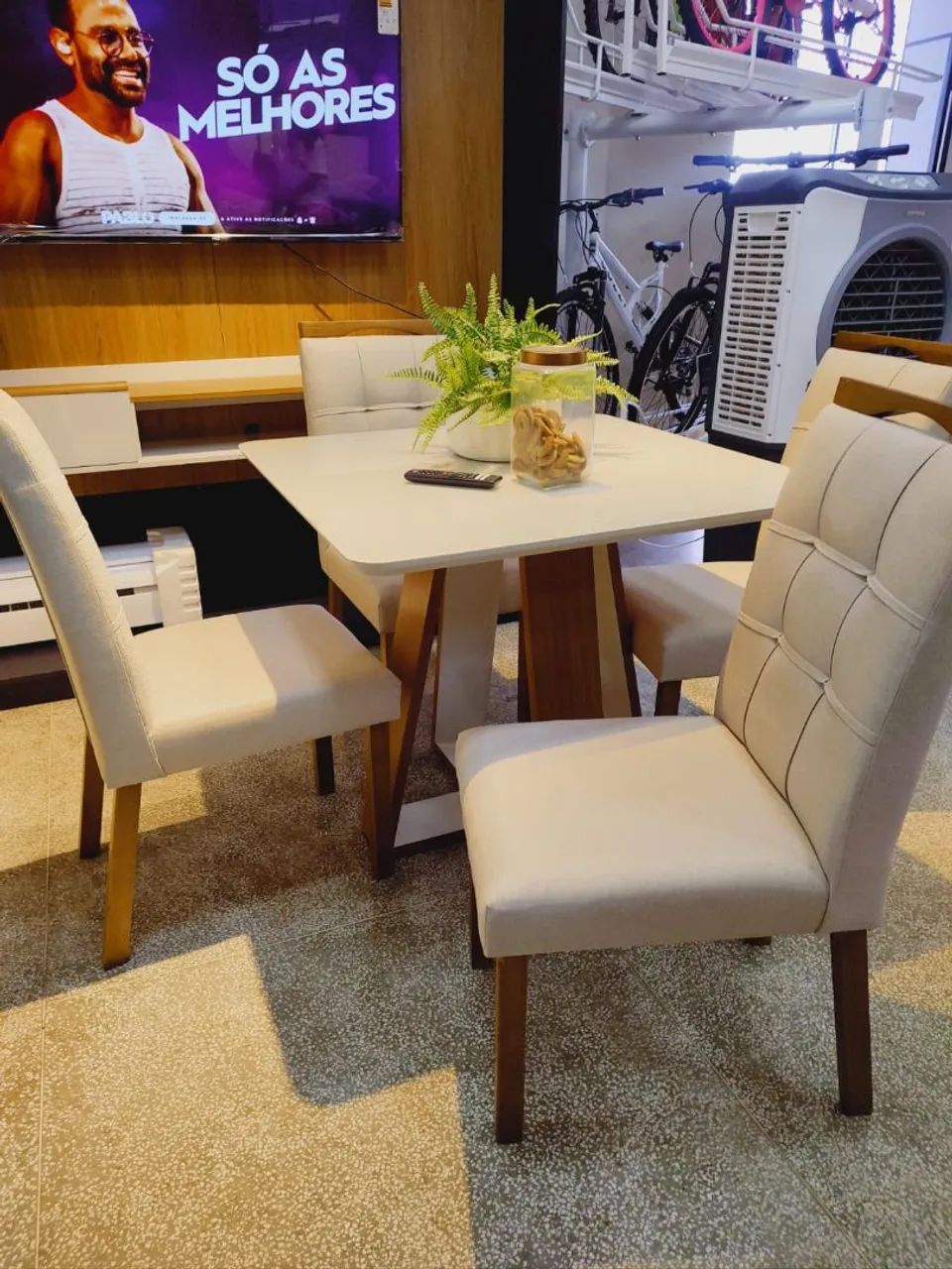 CONJUNTO MESA GRÉCIA COM 4 CADEIRAS ISABELLE. 