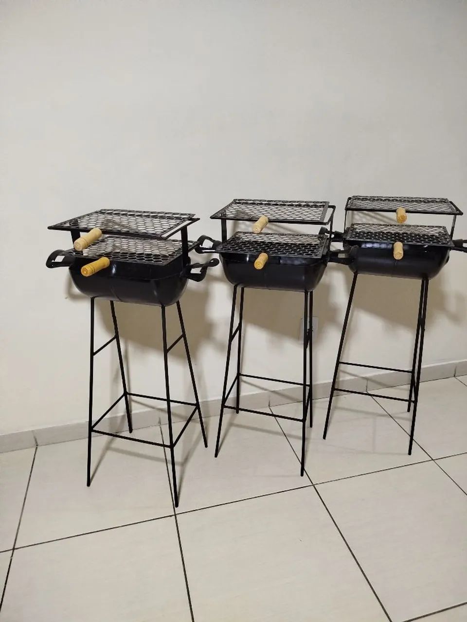 3 Churrasqueiras de Ferro com Suporte - Foto 2