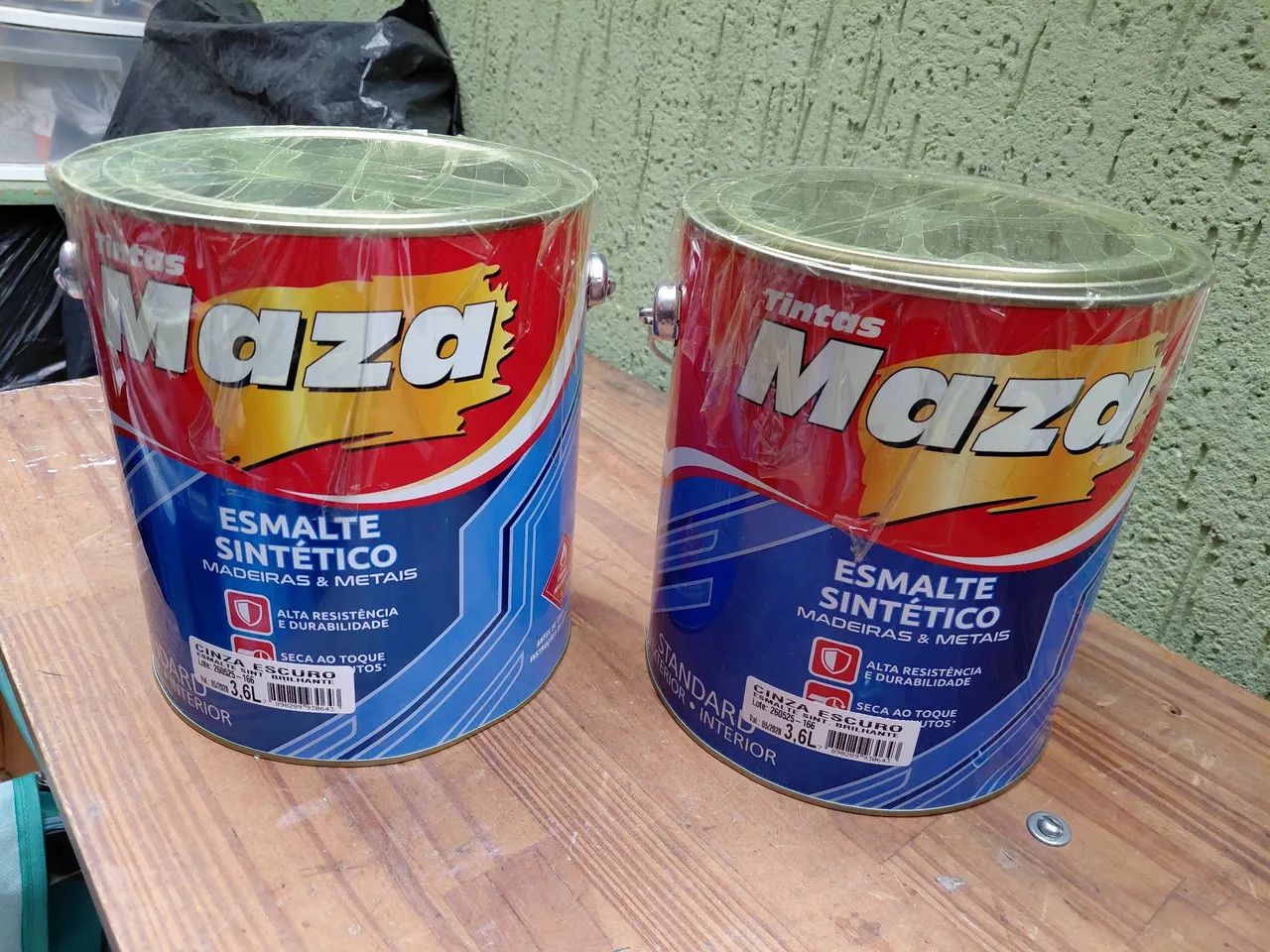 Dois galões de tinta esmalte Sintético 