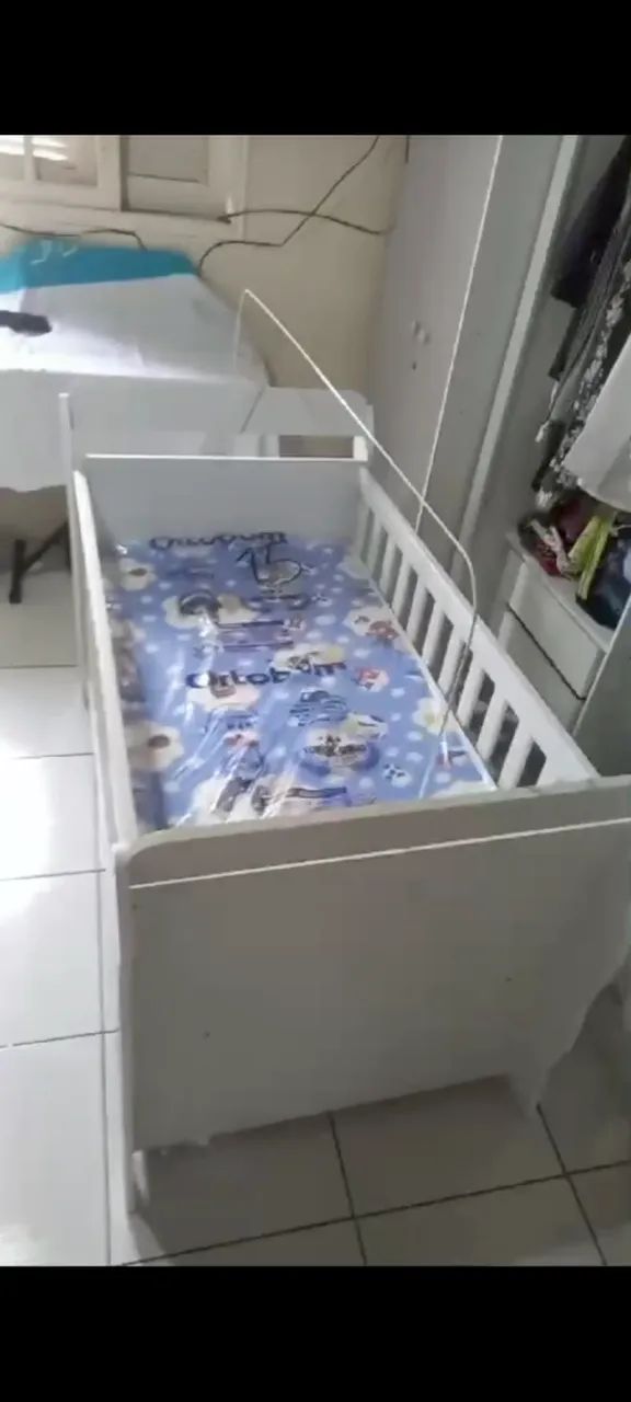 Berço que vira cama com colchão 