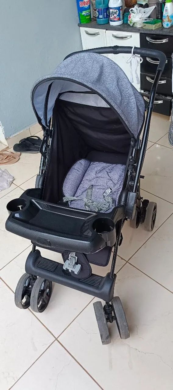 Carrinho de bebê com design moderno e funcional