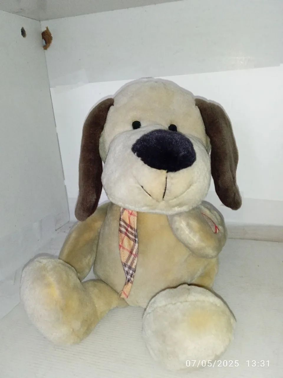 Cachorro de Pelúcia Marrom e Bege musical.