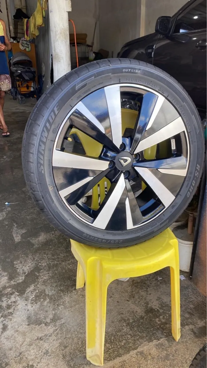 Roda de liga leve aro 18 com pneu 225/45R17