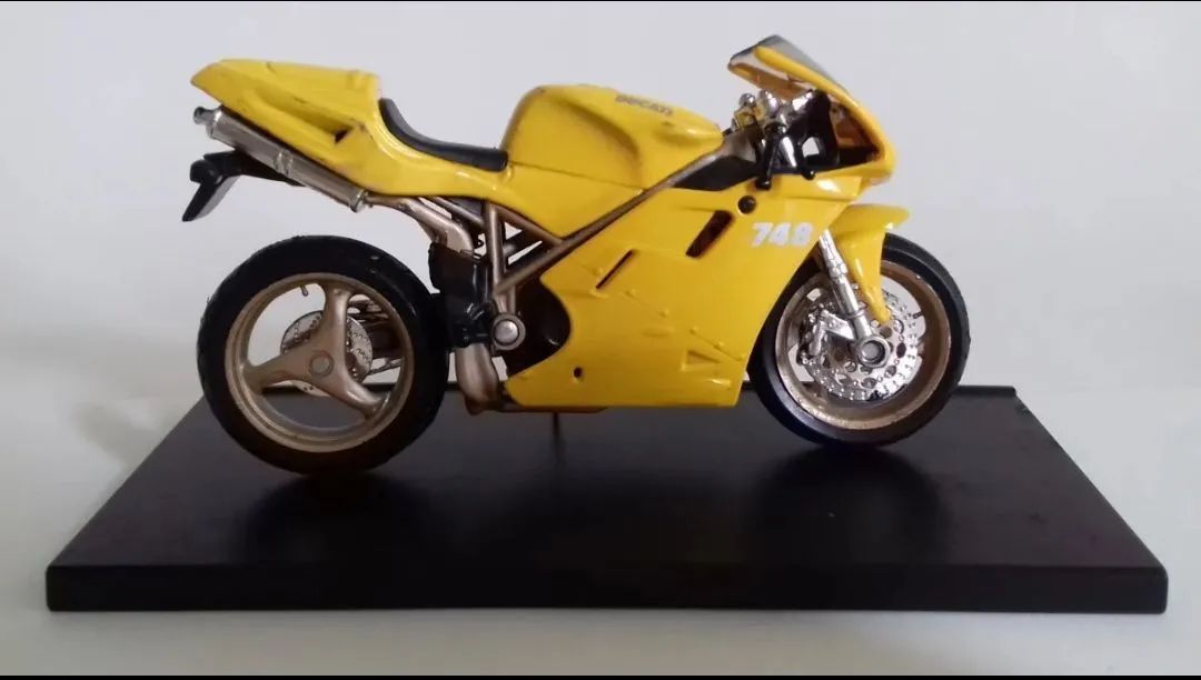 Miniatura Ducati 748 - Colecionador - Foto 2