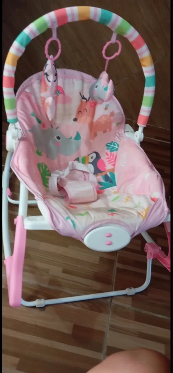 Cadeirinha para bebê. Balança vibra e toca