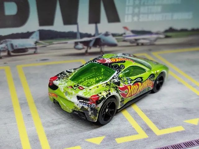 Hot Wheels Ferrari 458 Challenge Team Hot Wheels Verde Claro