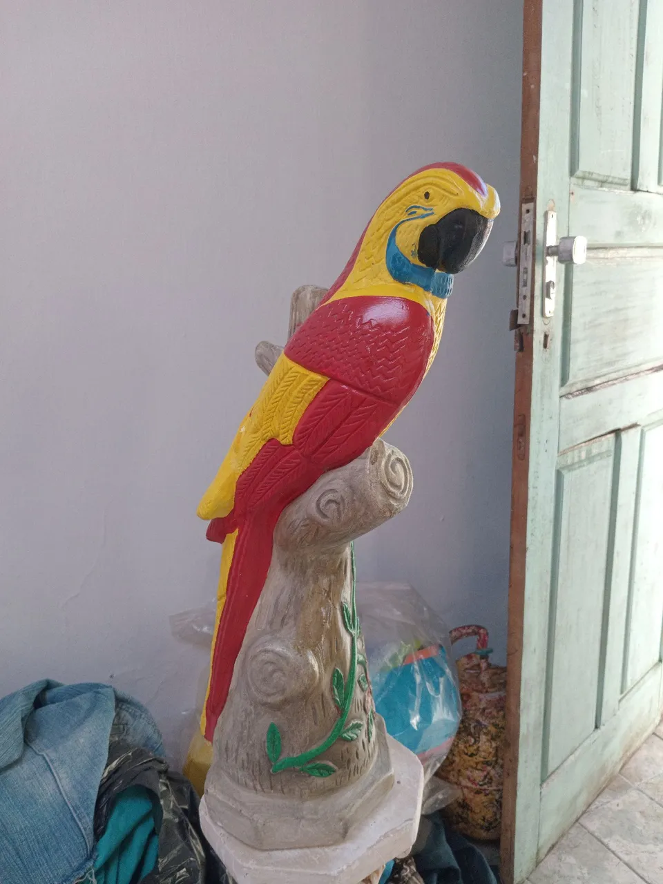 Linda arara em cerâmica