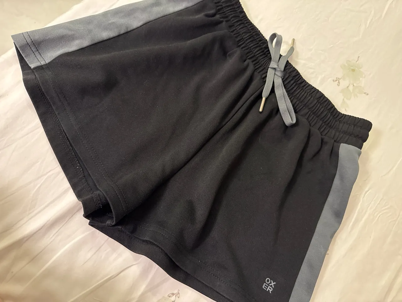 Shorts Esportivo Preto com Detalhes Cinza