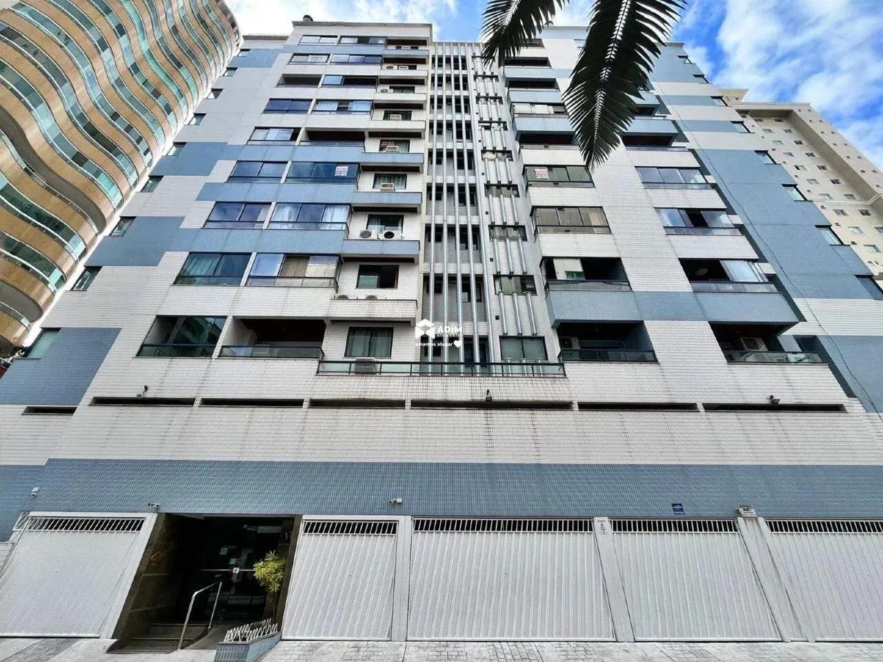 Aluguel Anual: Apartamento 2 quartos semi mobiliado no centro de Balneário Camboriú.